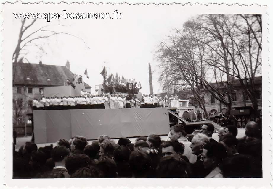 BESANÇON - Chamars - Meeting de la jeunesse catholique du diocèse de Besançon - Lundi de Pâques - 7 avril 1947 - Le podium